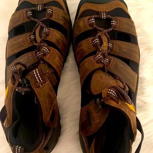 Keen men’s shoes. New. Size 8